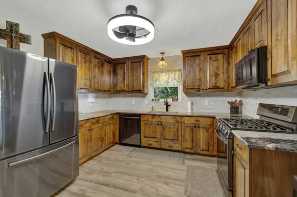 1422 Oakridge LN, Canyon Lake, TX 78133