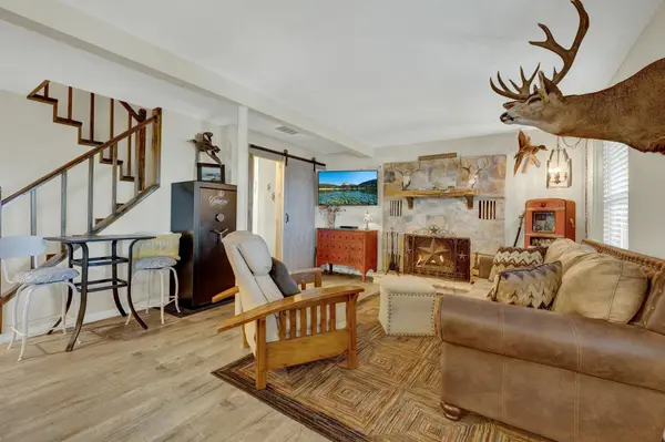 1422 Oakridge LN, Canyon Lake, TX 78133