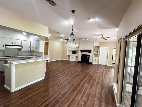 813 River Oaks DR, Huntsville, TX 77340