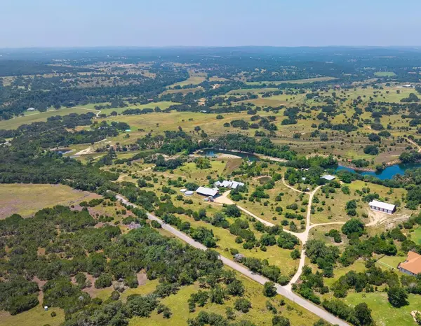 520 Holder LN, Dripping Springs, TX 78620