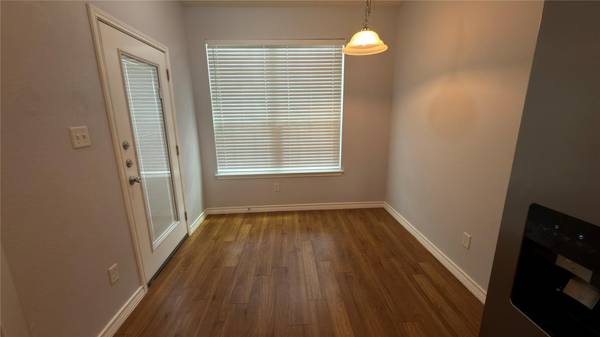 400 West ST #B, Hutto, TX 78634