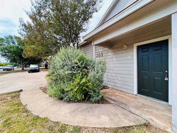 8904 Schick RD #A, Austin, TX 78729