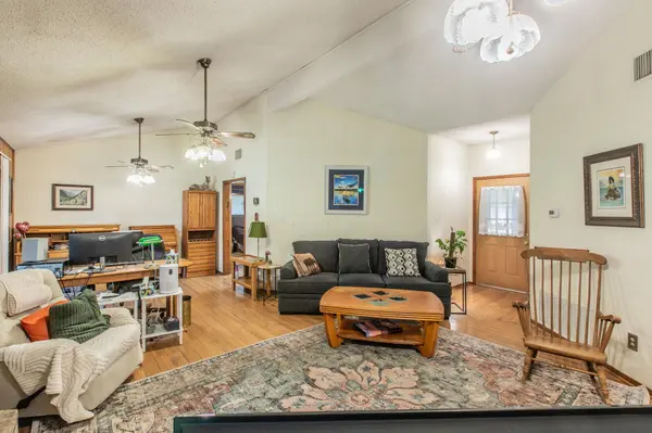 136 Redbird LN, Smithville, TX 78957