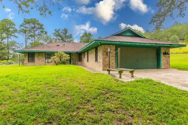 136 Redbird LN, Smithville, TX 78957