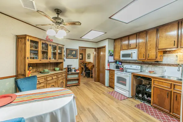 136 Redbird LN, Smithville, TX 78957