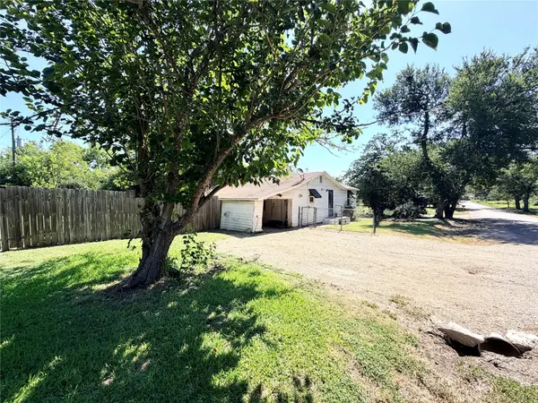 2200 W Gillis Ave, Cameron, TX 76520