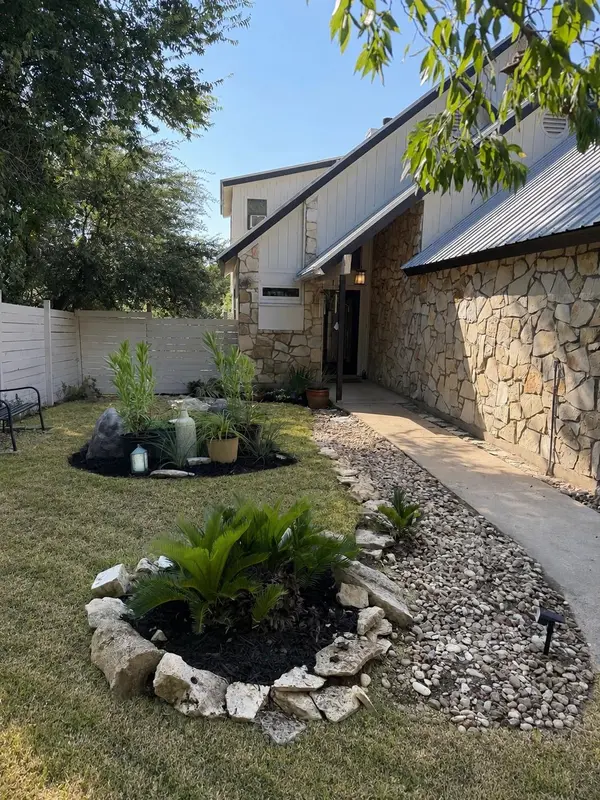 400 N Laurelwood DR, Austin, TX 78733