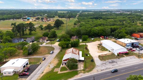 805 N Magnolia Ave, Luling, TX 78648