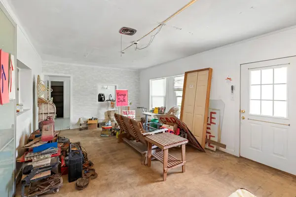 805 N Magnolia Ave, Luling, TX 78648