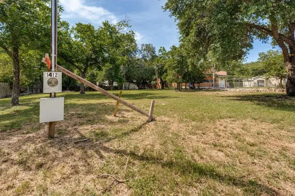 1412 W Hopkins ST, San Marcos, TX 78666