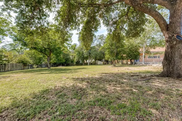 1412 W Hopkins ST, San Marcos, TX 78666