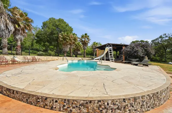 1175 Southern WAY, Luling, TX 78648