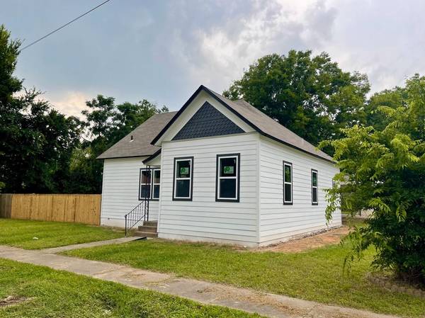 806 Central Ave, Cameron, TX 76520