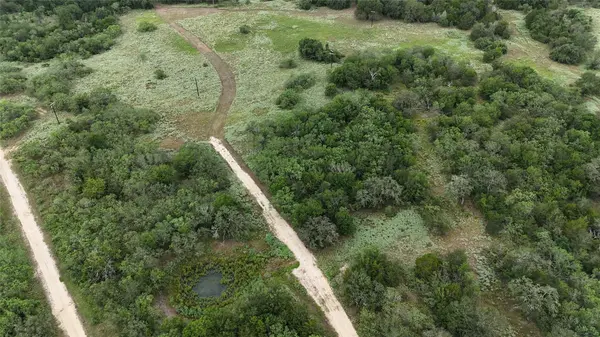 590 Coastal Lane, Luling, TX 78648