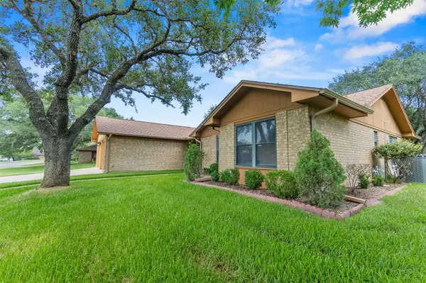 108 Meadow Creek DR, Schulenburg, TX 78956