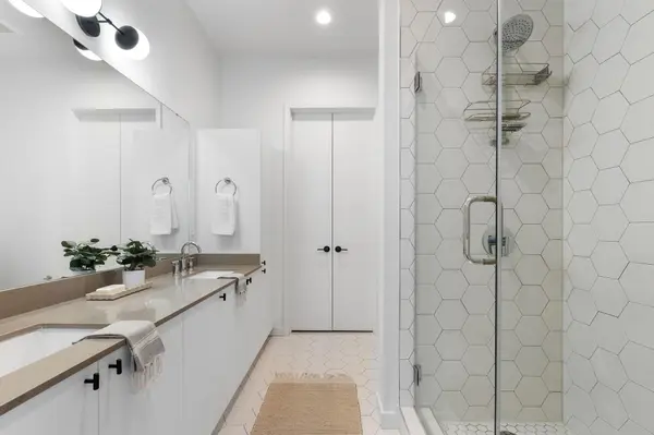 800 Embassy DR #236, Austin, TX 78702