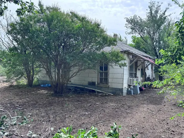 304 E Prairie Ave, Rogers, TX 76569