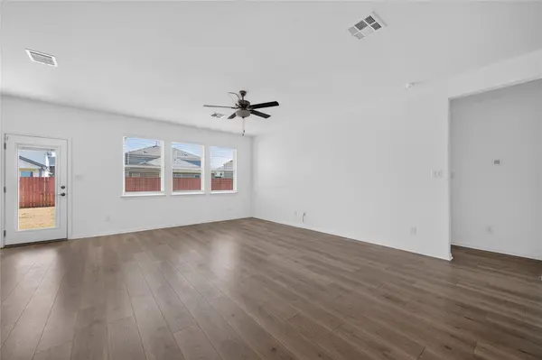 410 Doodle LN, Hutto, TX 78634
