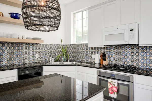 1802 Village Oak CT, Austin, TX 78704