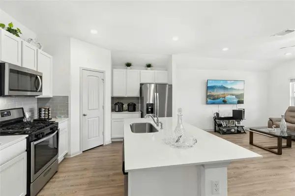 224 Sweetwater Creek LN, Hutto, TX 78634