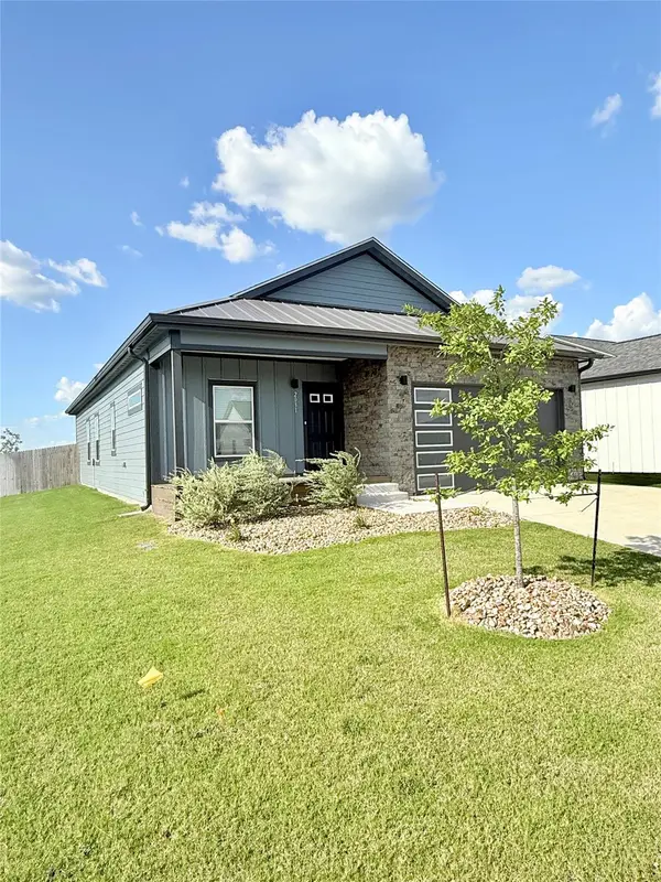 2031 Applewood DR, Lockhart, TX 78644