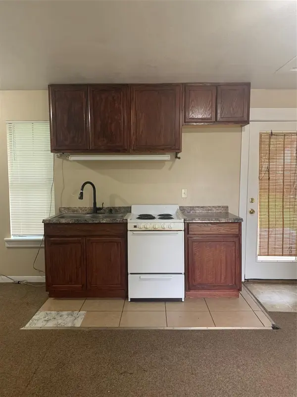302 S Burleson ST #B, Kyle, TX 78640
