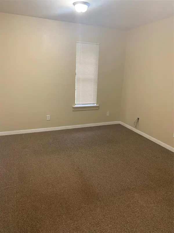 302 S Burleson ST #B, Kyle, TX 78640