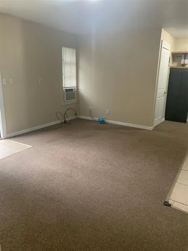 302 S Burleson ST #B, Kyle, TX 78640