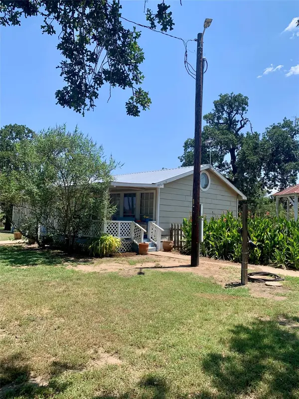 105 Tom Tom, Smithville, TX 78957