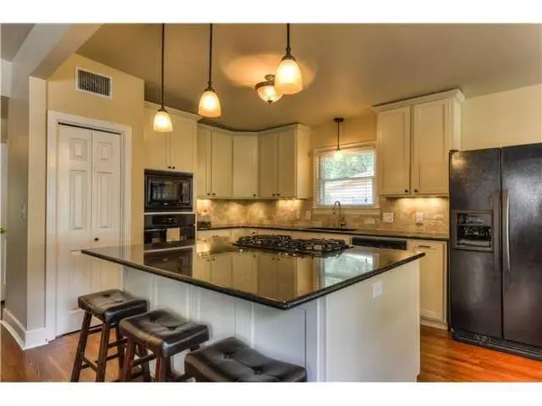 2111 W 10th ST, Austin, TX 78703