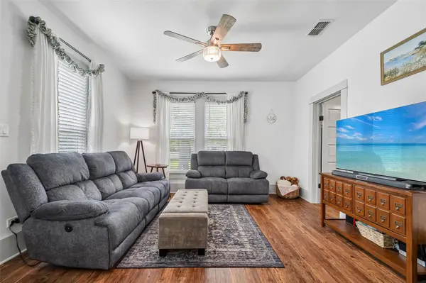 406 Live Oak ST, Smithville, TX 78957