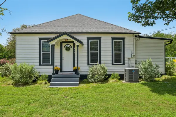 406 Live Oak ST, Smithville, TX 78957