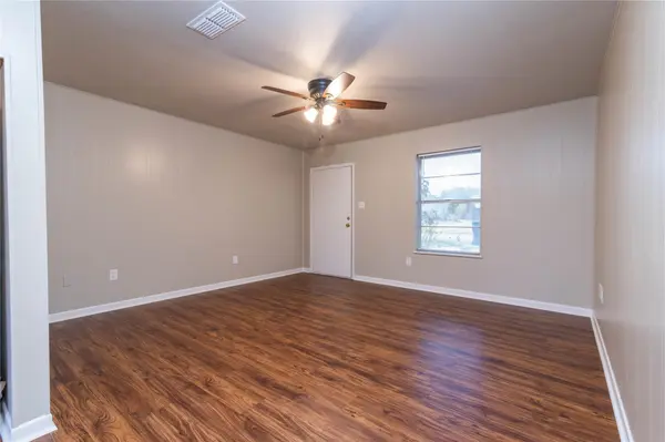97 Peach ST, Luling, TX 78648