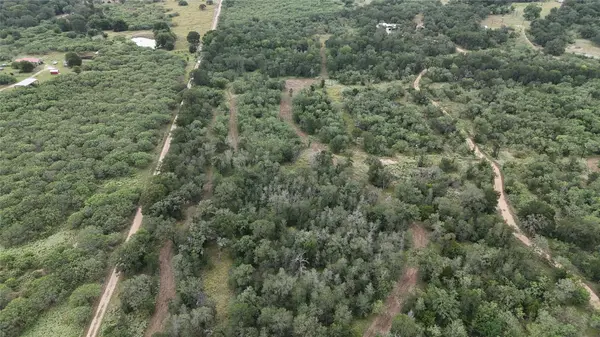 650 Coastal Lane, Luling, TX 78648