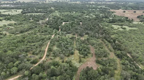 650 Coastal Lane, Luling, TX 78648