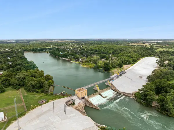 160 Lakeside DR, Seguin, TX 78155