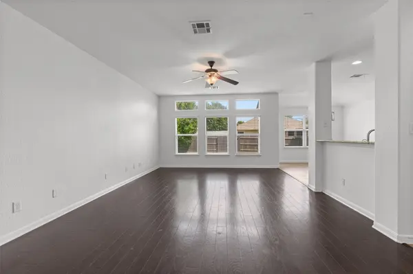 1049 Regency LN, Round Rock, TX 78665