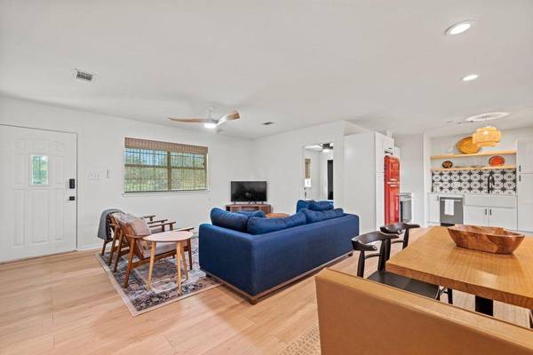 512 W Pecan DR, Johnson City, TX 78636