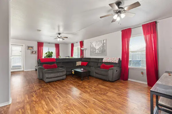 327 Comal RUN, Hutto, TX 78634