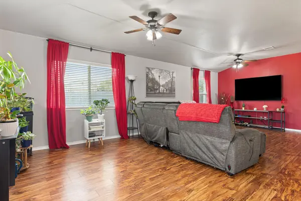 327 Comal RUN, Hutto, TX 78634