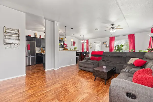 327 Comal RUN, Hutto, TX 78634