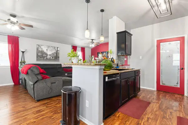 327 Comal RUN, Hutto, TX 78634