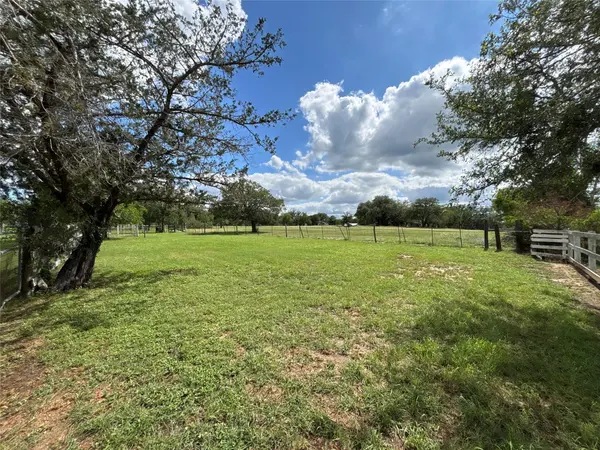 916 Rolling Oaks DR, Luling, TX 78648
