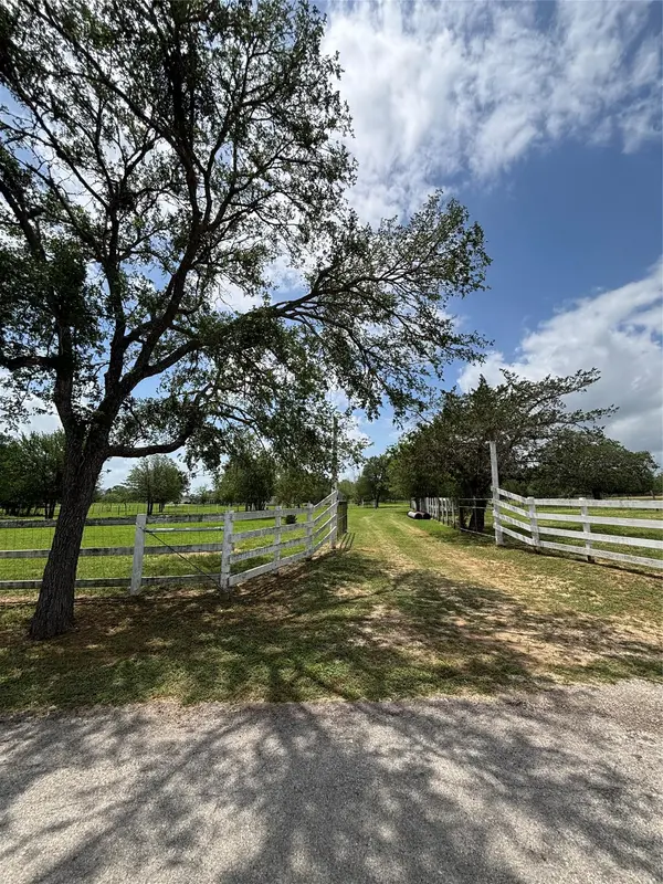 916 Rolling Oaks DR, Luling, TX 78648