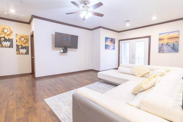 319 Lonesome Dove DR, Cedar Creek, TX 78612