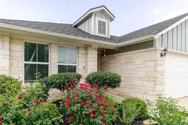 303 Schuyerville DR, Elgin, TX 78621