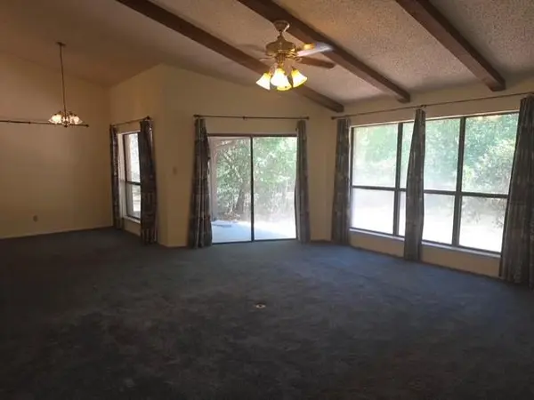 109 Pine Cone LN, Elgin, TX 78621