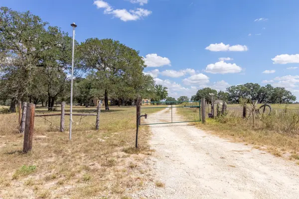 9729 FM 775, Floresville, TX 78114