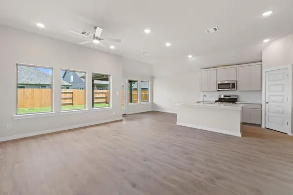 102 Melrose ST, Hutto, TX 78634