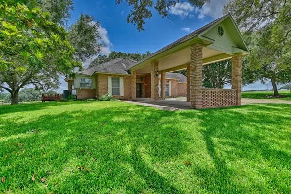 1552 Holub RD, Schulenburg, TX 78956